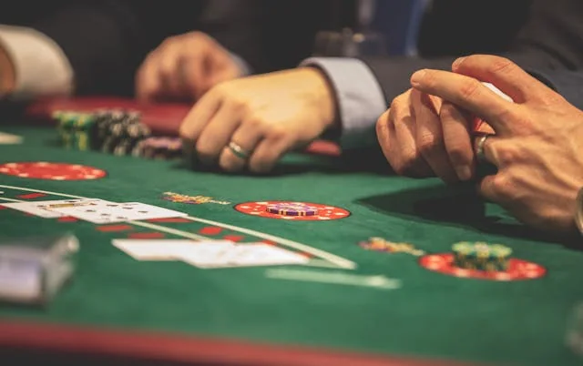 Mesa de jogo com cartas e fichas, representando um casino ao vivo