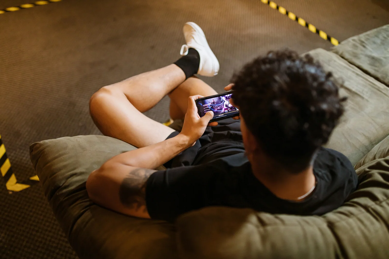 Pessoa a usar um telemóvel, representando atenção, recompensa e decisões de risco em jogos virais